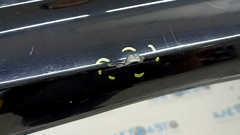 Бампер задний голый Toyota Prius V 12-17 без губы, черный, вмятины, царапины