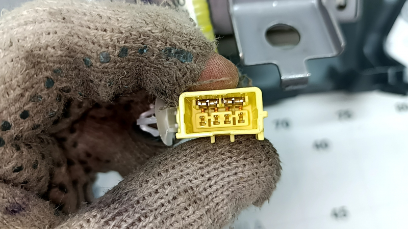 Торпедо передняя панель верхняя часть с AIRBAG Toyota Prius V 12-16 черная, царапины