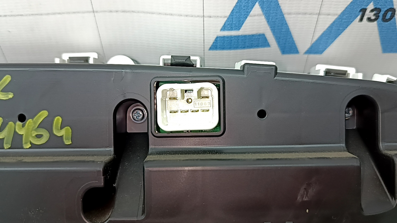 Щиток приборов Toyota Prius V 12-17 usa, 114к, царапины