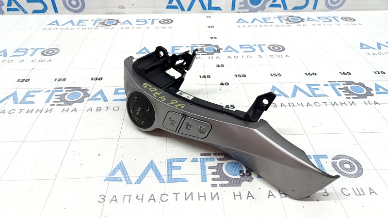 Кнопки управления на руле левые Toyota Prius V 15-17 под голосовое, царапины