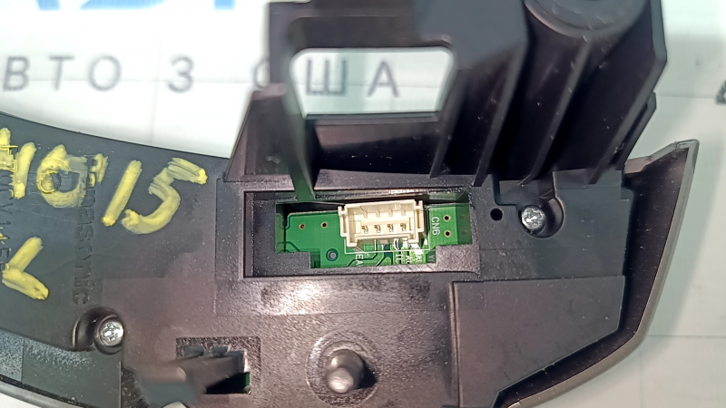 Кнопки управления на руле левые Toyota Prius V 15-17 под голосовое, царапины