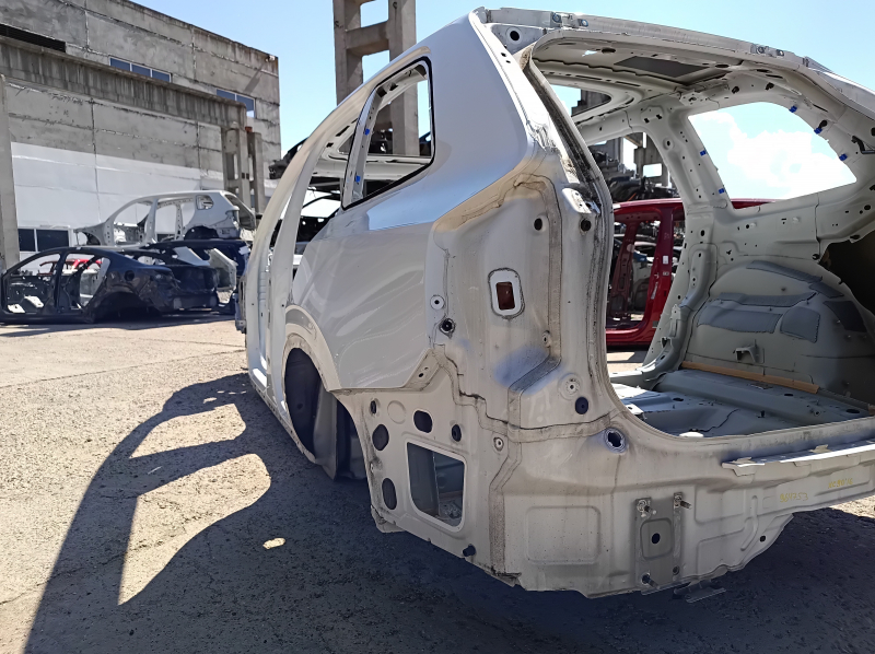 Четверть крыло задняя левая Volvo XC90 16-26 на кузове, белая, вмятинки, коррозия