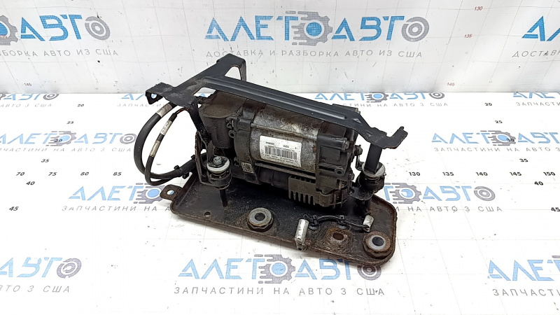 Компрессор пневмоподвески Volvo XC90 16-26 ржавый кронштейн