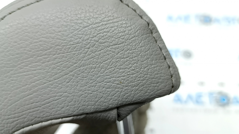 Подголовник 2 ряда центральный Toyota Prius V 15-17 кожа, серый, царапины