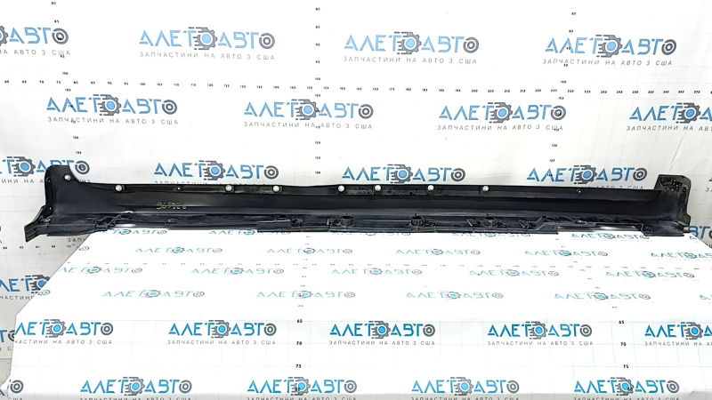 Порог левый Toyota Prius V 12-17 черный, с брызговиком, примят, царапины, трещины, сломано крепление