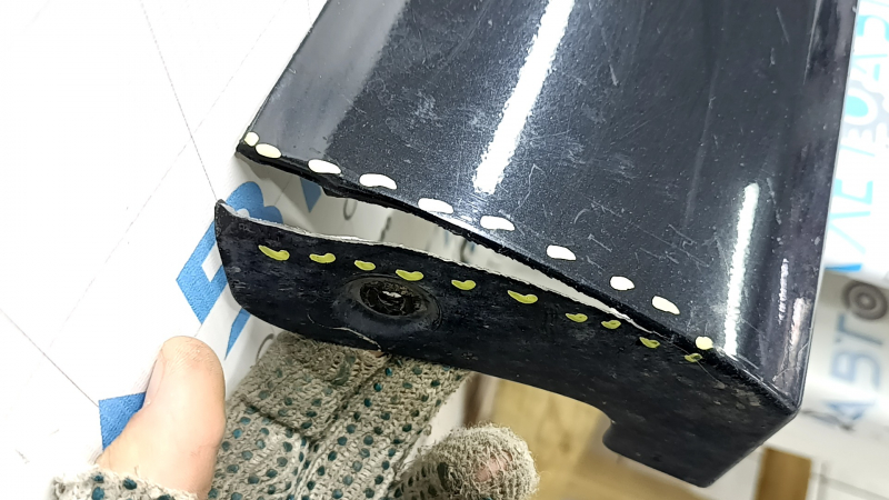 Порог левый Toyota Prius V 12-17 черный, с брызговиком, примят, царапины, трещины, сломано крепление