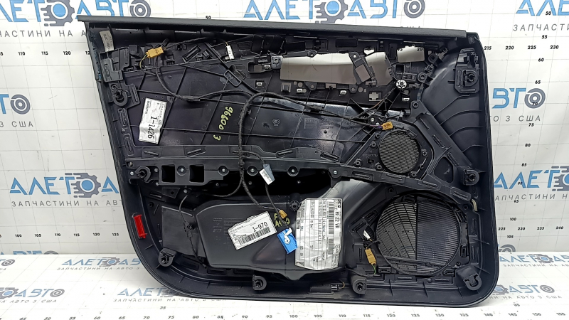 Обшивка двери карточка передняя правая Audi A4 B9 17-19 черная, черный подлокотник кожа, вставка черная кожа, Bang and Olufsen, вмятины, царапины, загнута эмблема, тычка