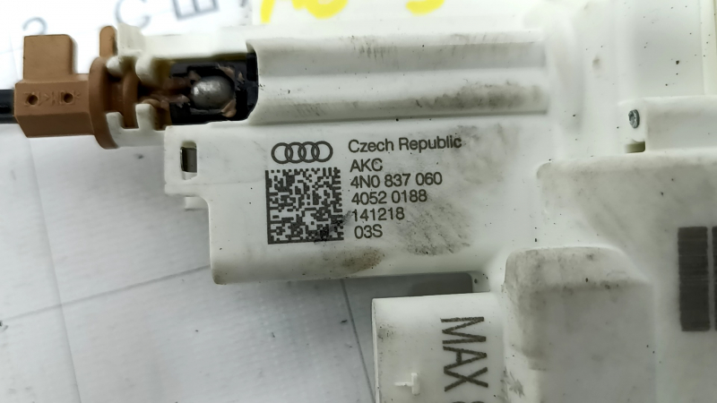 Доводчик двери задней правой Audi A6 C8 19-24 с тросом
