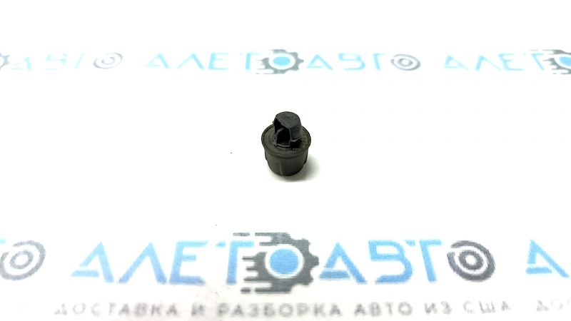 Отбойник лючка бензобака Toyota Prius V 12-17