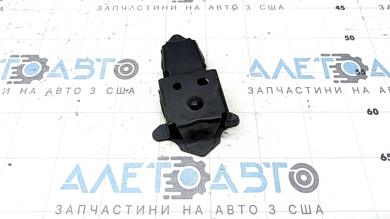 Кронштейн передней стойки правый Toyota Prius V 12-17