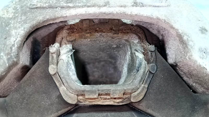 Подушка двигателя правая Chevrolet Volt 16- ржавая