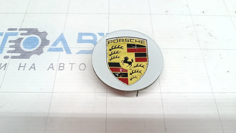 Центральный колпачок на диск Porsche Macan 15-26 цветная эмблема под R18, 64.5/46.5мм, серебро, коррозия