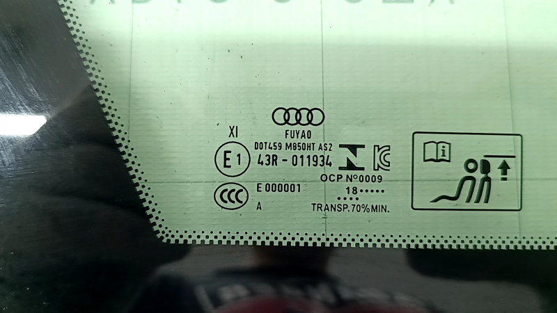 Форточка глухое стекло задняя левая Audi A6 C8 19-25 триплекс с хром молдингом, царапины на молдинге