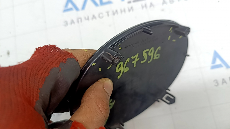 Эмблема решетки радиатора Toyota Prius 50 19-22 под радар, под полировку, треснуты крепления