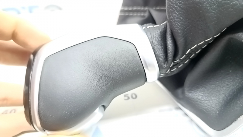 Ручка АКПП с накладкой шифтера VW Jetta 22-26 кожа черная, с подсветкой, царапины, трещина