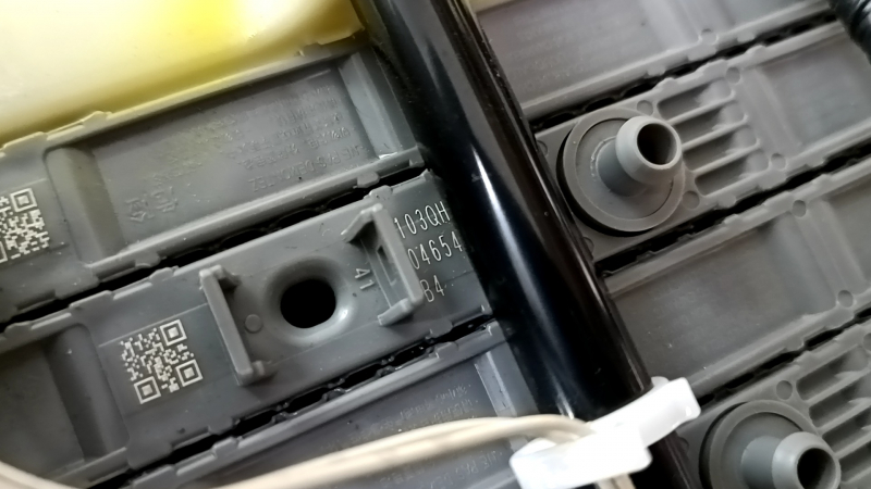 Аккумуляторная батарея ВВБ в сборе Toyota Prius V 12-17 114к, 4,5-5,2А*ч, 2015, с вентилятором, коррозия корпуса