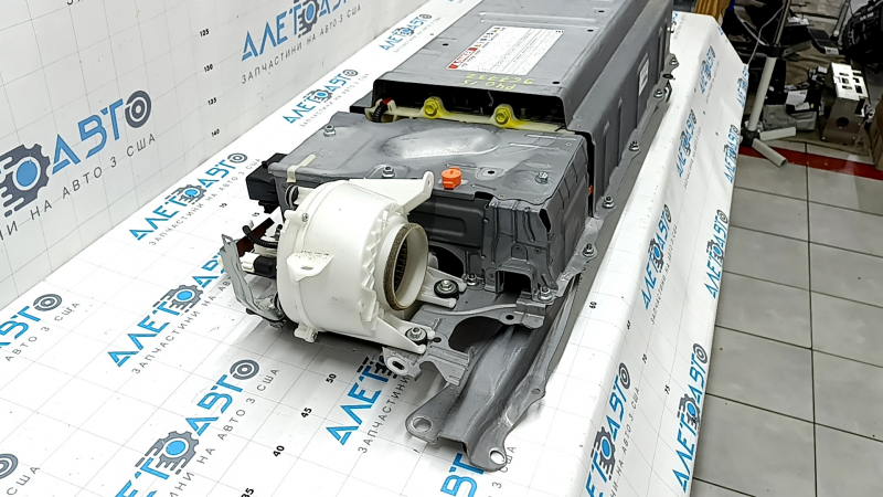 Аккумуляторная батарея ВВБ в сборе Toyota Prius V 12-17 114к, 4,5-5,2А*ч, 2015, с вентилятором, коррозия корпуса