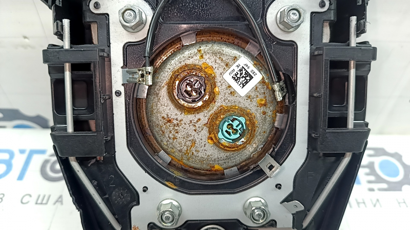 Подушка безопасности airbag в руль водительская Toyota Prius 50 16-22 черная, ржавый пиропатрон