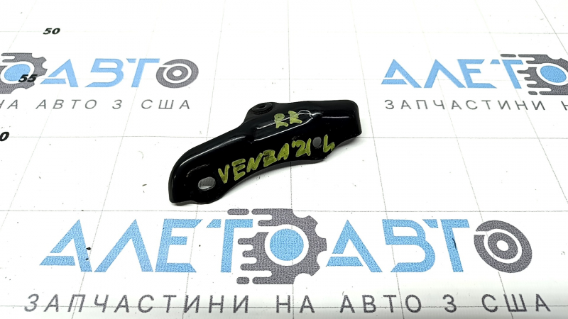 Кронштейн амортизатора двери багажника правый Toyota Venza 21-24 на кузове