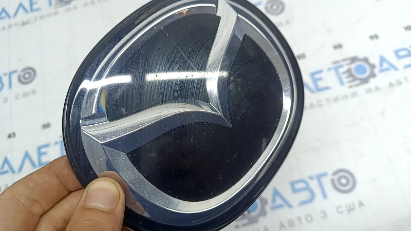 Эмблема решетки радиатора Mazda 3 19-26 под радар, сколы, треснута