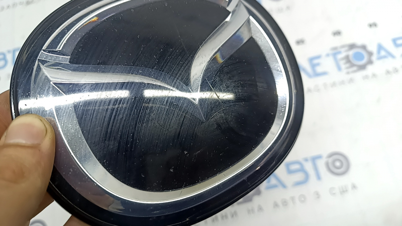 Эмблема решетки радиатора Mazda 3 19-26 под радар, сколы, треснута