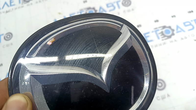 Эмблема решетки радиатора Mazda 3 19-26 под радар, сколы, треснута