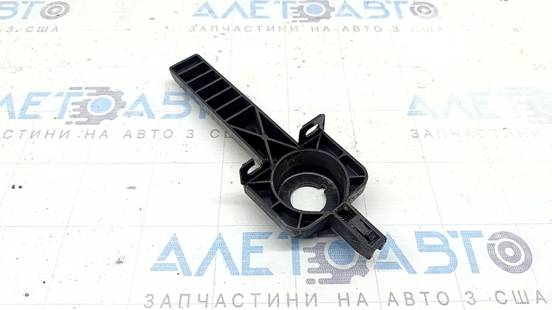 Кронштейн радіатора нижній лівий Audi A4 B9 17-25 2.0Т пластик, зламане кріплення