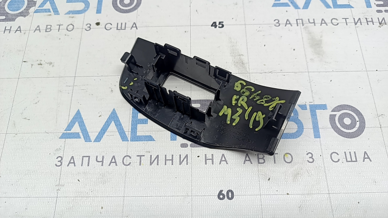 Накладка управления стеклоподъемником передним правым Mazda 3 19-26 4d черная глянцевая, царапины, сломано крепление