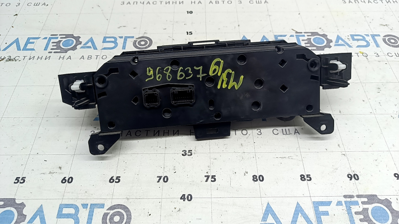 Управление климат-контролем Mazda 3 19-21 Auto, царапины на экране