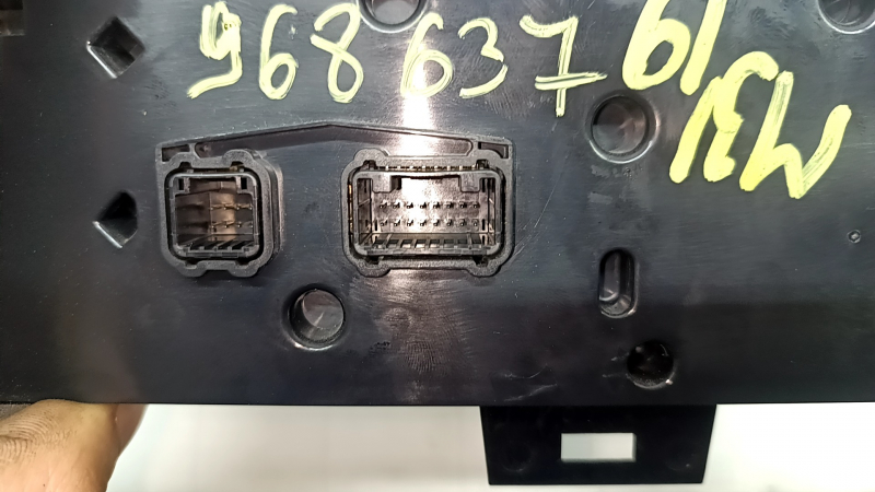 Управление климат-контролем Mazda 3 19-21 Auto, царапины на экране