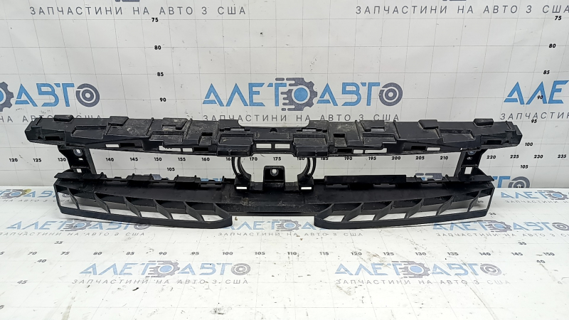 Крепление переднего бампера центральное VW Jetta 25-26