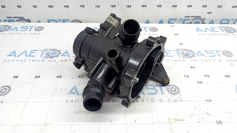 Корпус термостата Audi A4 B9 17-25 2.0T відсутній болт, заламаний болт, скол