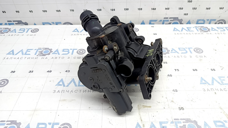 Корпус термостата Audi A4 B9 17-25 2.0T відсутній болт, заламаний болт, скол