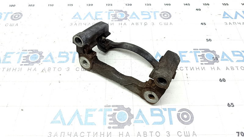 Скоба суппорта передняя левая Toyota Prius 50 16-22