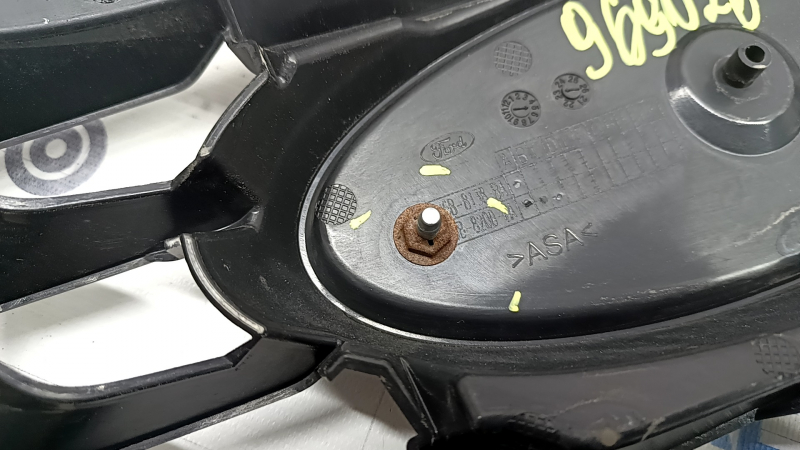 Решетка радиатора grill Ford Escape MK4 23-26 структура, с эмблемой, незаводское отверстие, ржавые болты крепления эмблемы