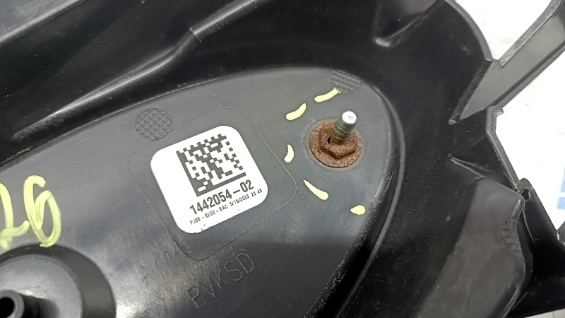 Решетка радиатора grill Ford Escape MK4 23-26 структура, с эмблемой, незаводское отверстие, ржавые болты крепления эмблемы