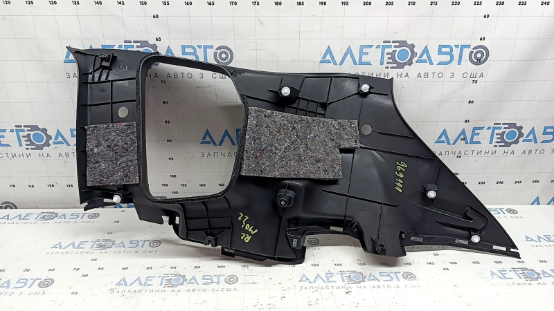 Накладка задней стойки левая Mitsubishi Outlander 22-26 черная, под 3 ряда, с заглушкой, потерта