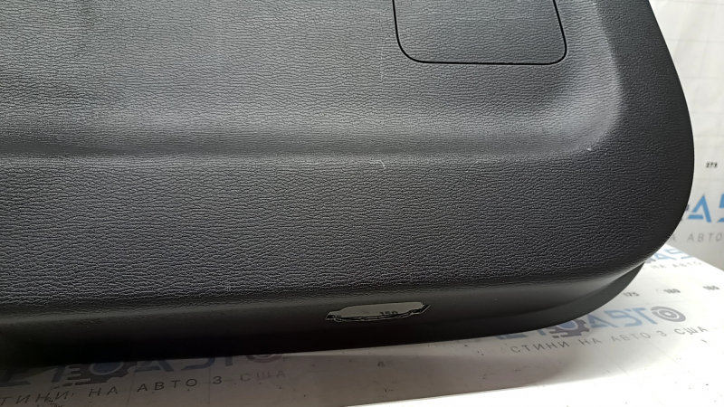 Обшивка двери багажника нижняя Mitsubishi Outlander 22-26 черная, под электро, царапины