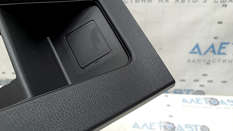Накладка центральной консоли задняя Mitsubishi Outlander 22-26 черная под управление климатом, царапины