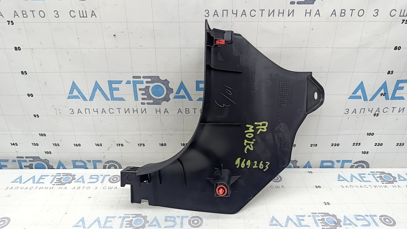 Накладка передней стойки нижняя правая Mitsubishi Outlander 22-26 черная, потерта
