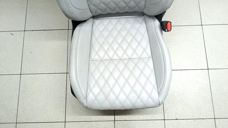 Пассажирское сиденье Mitsubishi Outlander 22-26 с airbag, электрическое, подогрев, кожа серая, под химчистку