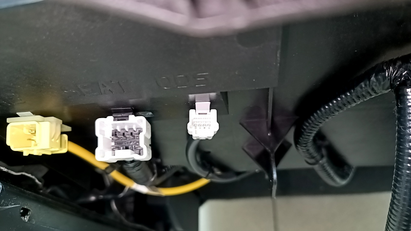 Пассажирское сиденье Mitsubishi Outlander 22-26 с airbag, электрическое, подогрев, кожа серая, под химчистку