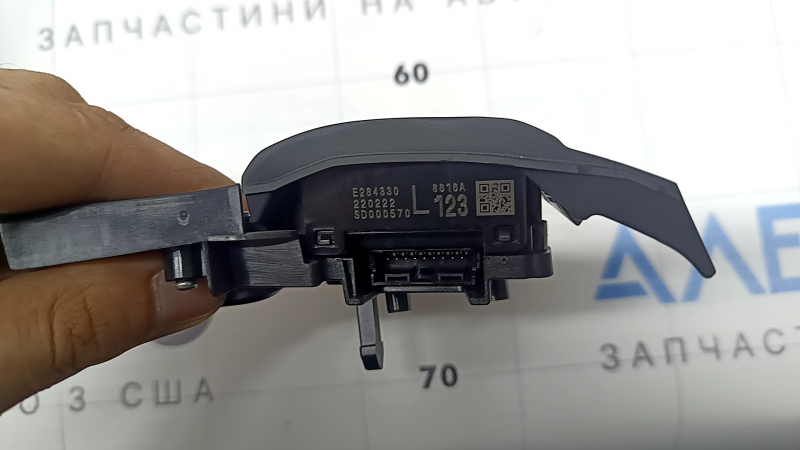 Кнопки керування на кермі Mitsubishi Outlander 22-26 під радар та камери 360, зламане кріплення