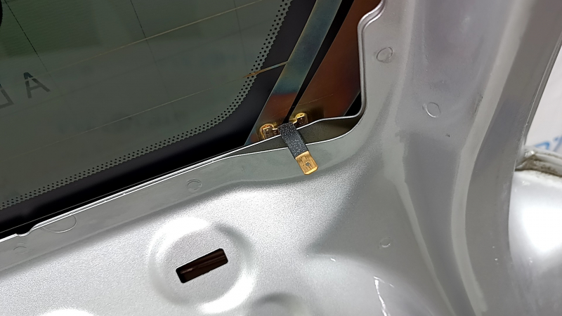 Дверь багажника голая со стеклом Volvo XC90 16-22 тонировка, серебро 711, со спойлером, стоп-сигналом, трапецией дворника, планкой подсветки и замком, потерт спойлер