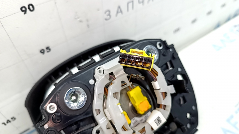Подушка безопасности airbag в руль водительская Volvo XC90 16-23 черная, царапины