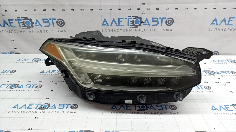 Фара передняя правая в сборе Volvo XC90 16-17 LED, царапины, полез лак, паутинка, под полировку