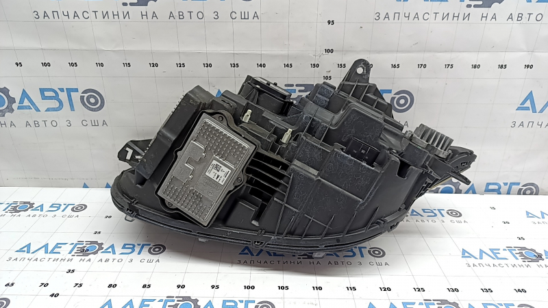 Фара передняя правая в сборе Volvo XC90 16-17 LED, царапины, полез лак, паутинка, под полировку