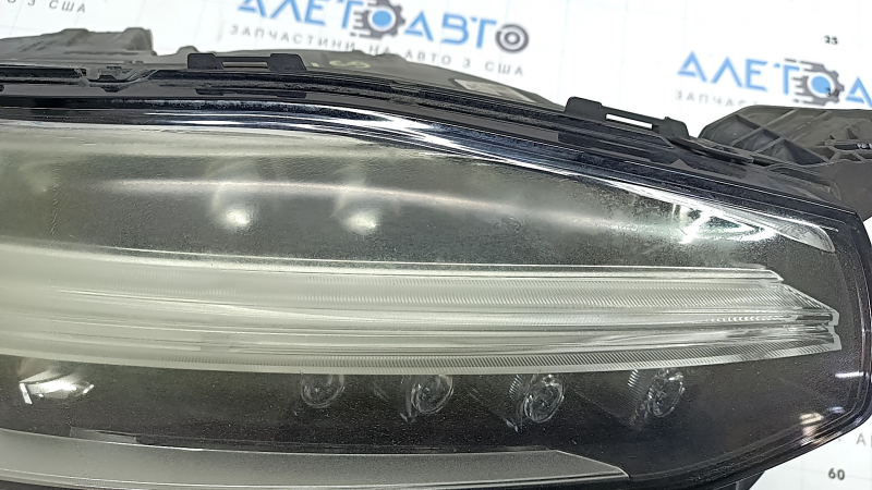 Фара передняя правая в сборе Volvo XC90 16-17 LED, царапины, полез лак, паутинка, под полировку