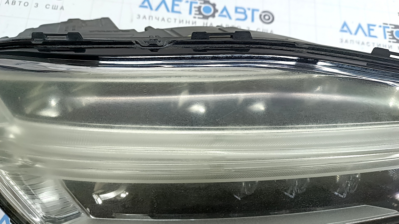 Фара передняя правая в сборе Volvo XC90 16-17 LED, царапины, полез лак, паутинка, под полировку
