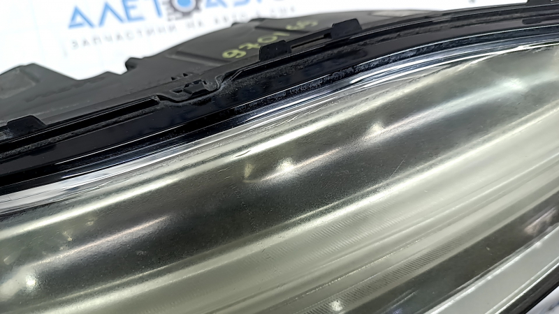 Фара передняя правая в сборе Volvo XC90 16-17 LED, царапины, полез лак, паутинка, под полировку